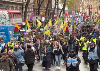 LONDRA’DA BİNLER YÜRÜDÜ: ELİNİZİ KÜRTLERDEN ÇEKİN!